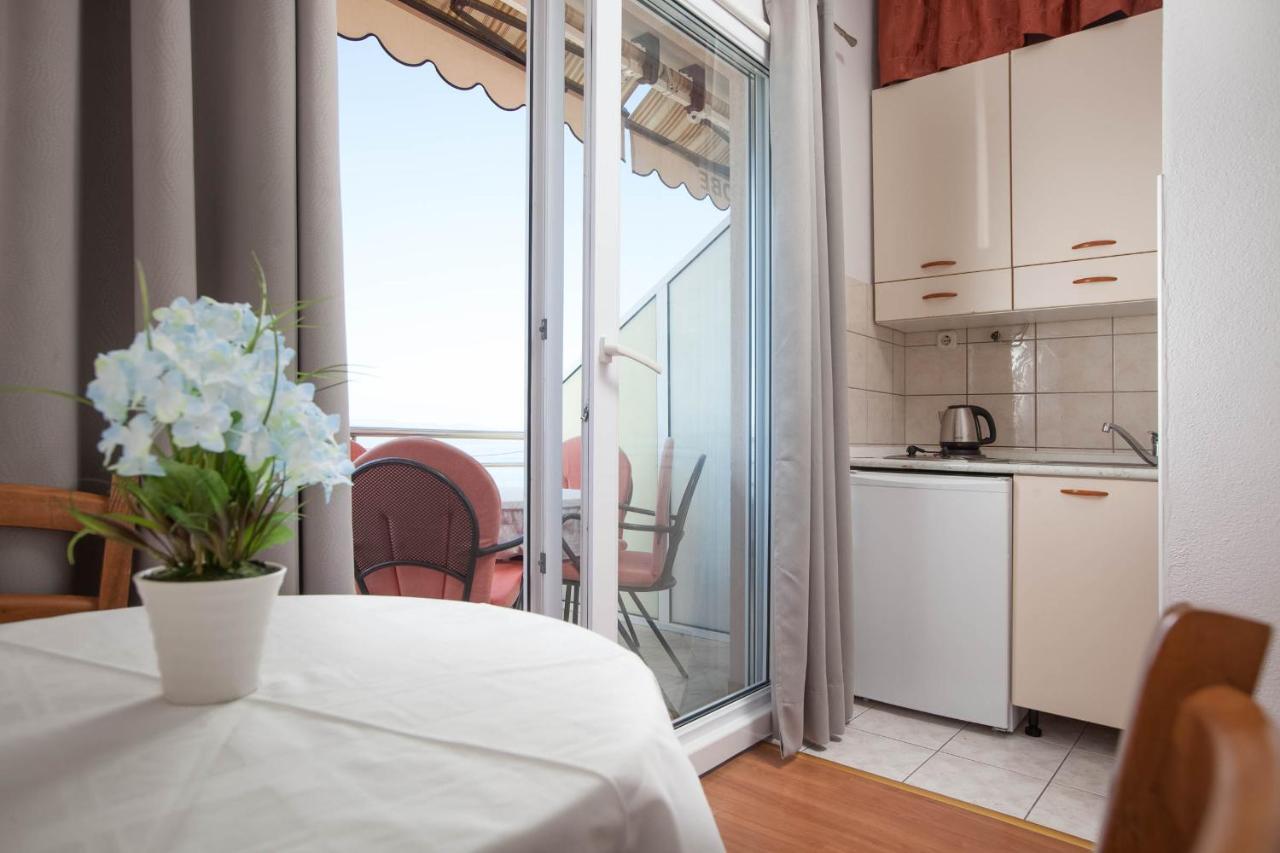 Apartments Marijan - Beachfront Tucepi Exterior photo
