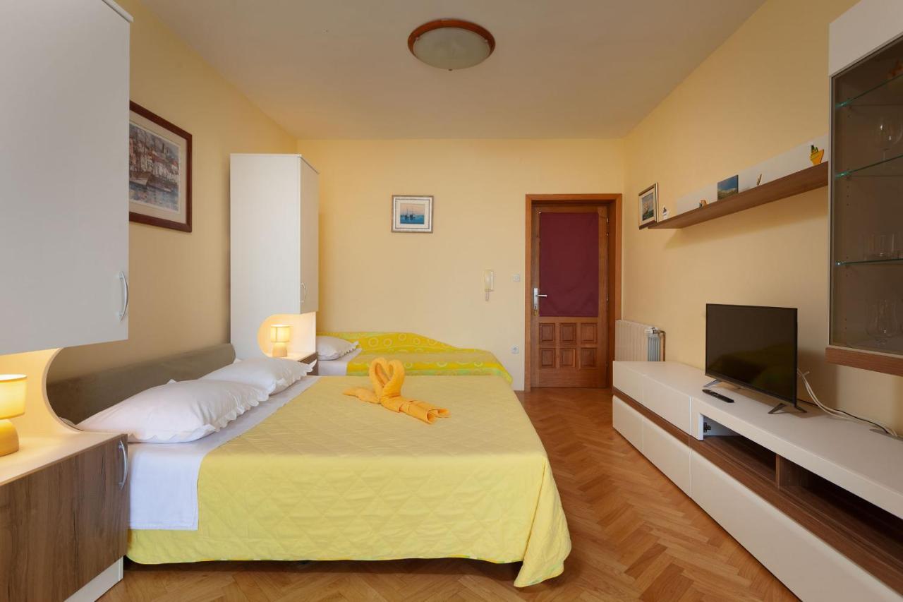 Apartments Marijan - Beachfront Tucepi Exterior photo